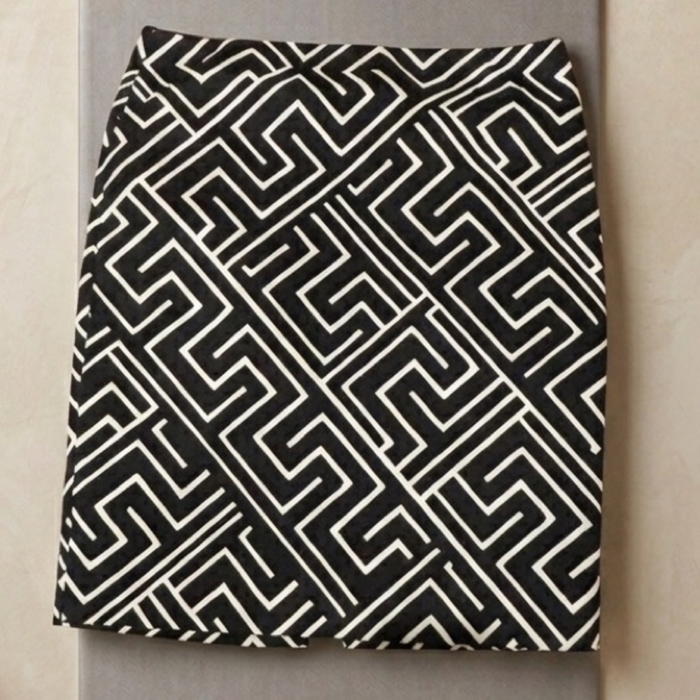 White House Black Market Black & White Maze-Print Pencil Skirt
